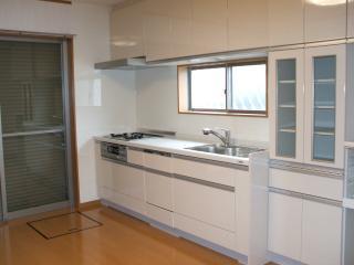 狭くなりがちのキッチンスペースも、壁と扉の色の組合せにより、広々とした感じになります。